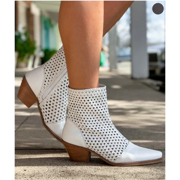 COCONUTS By MATISSE Golden Hour White Pointed Toe Heeled Bootie Size 9.5 Cowboy - Picture 1 of 12